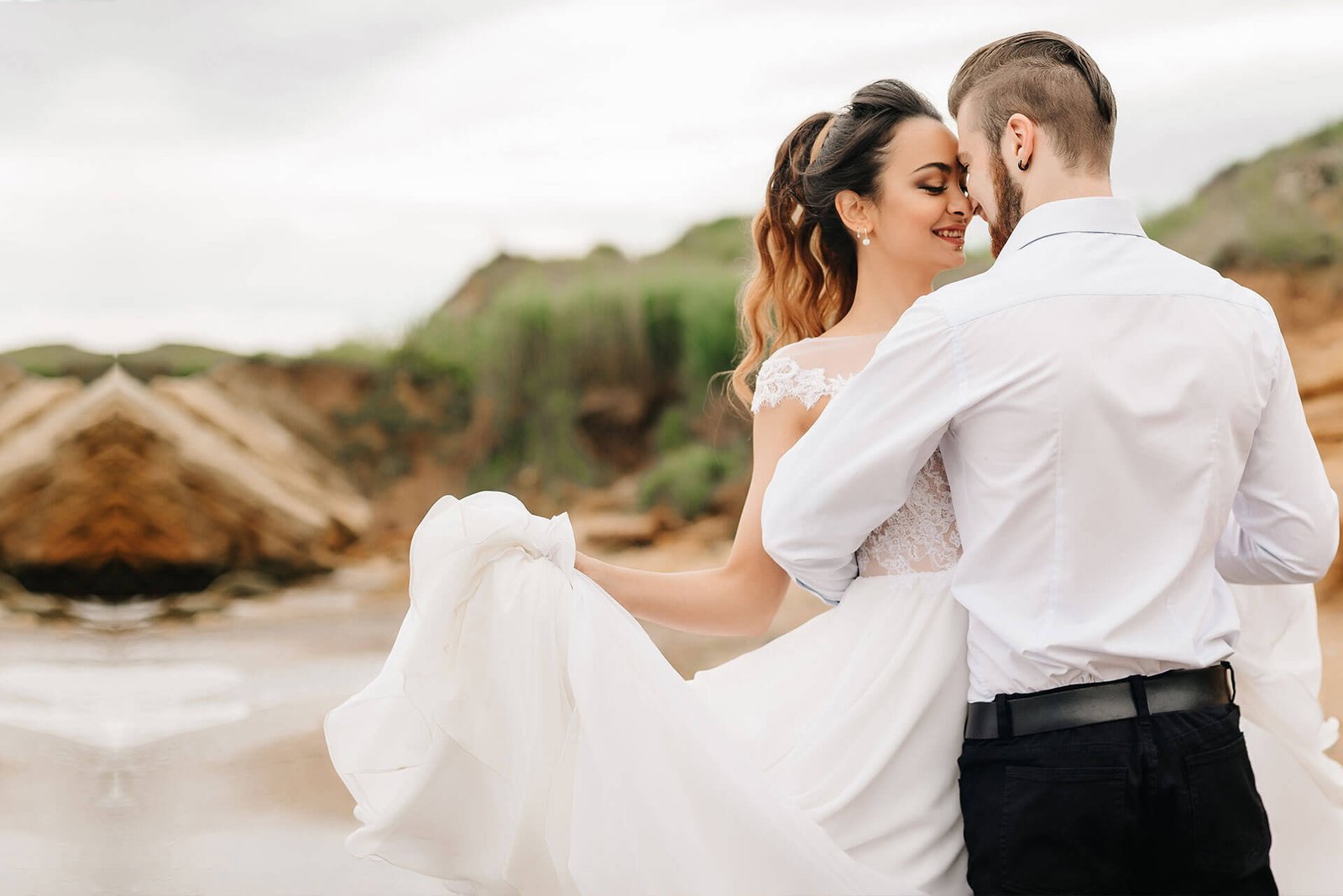 The old man invests the bronze grid of the inhabitants of the shores